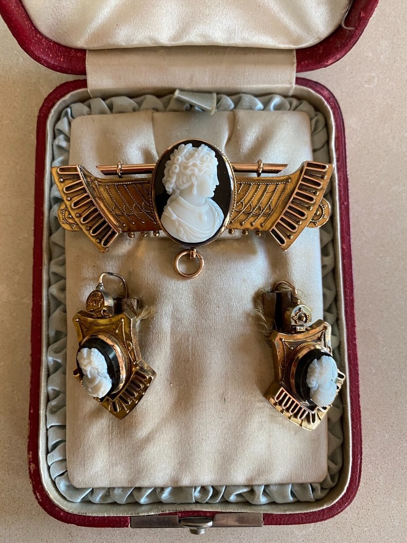 1880 Victorian Antique 14K Gold Cameo Jewelry Set with Box: 1880 Victorian Antique 14K Gold Cameo Jewelry Set with Box Discover a stunning Victorian antique jewelry set from 1880, featuring a beautiful 14K gold brooch and matching earrings, all housed in the o