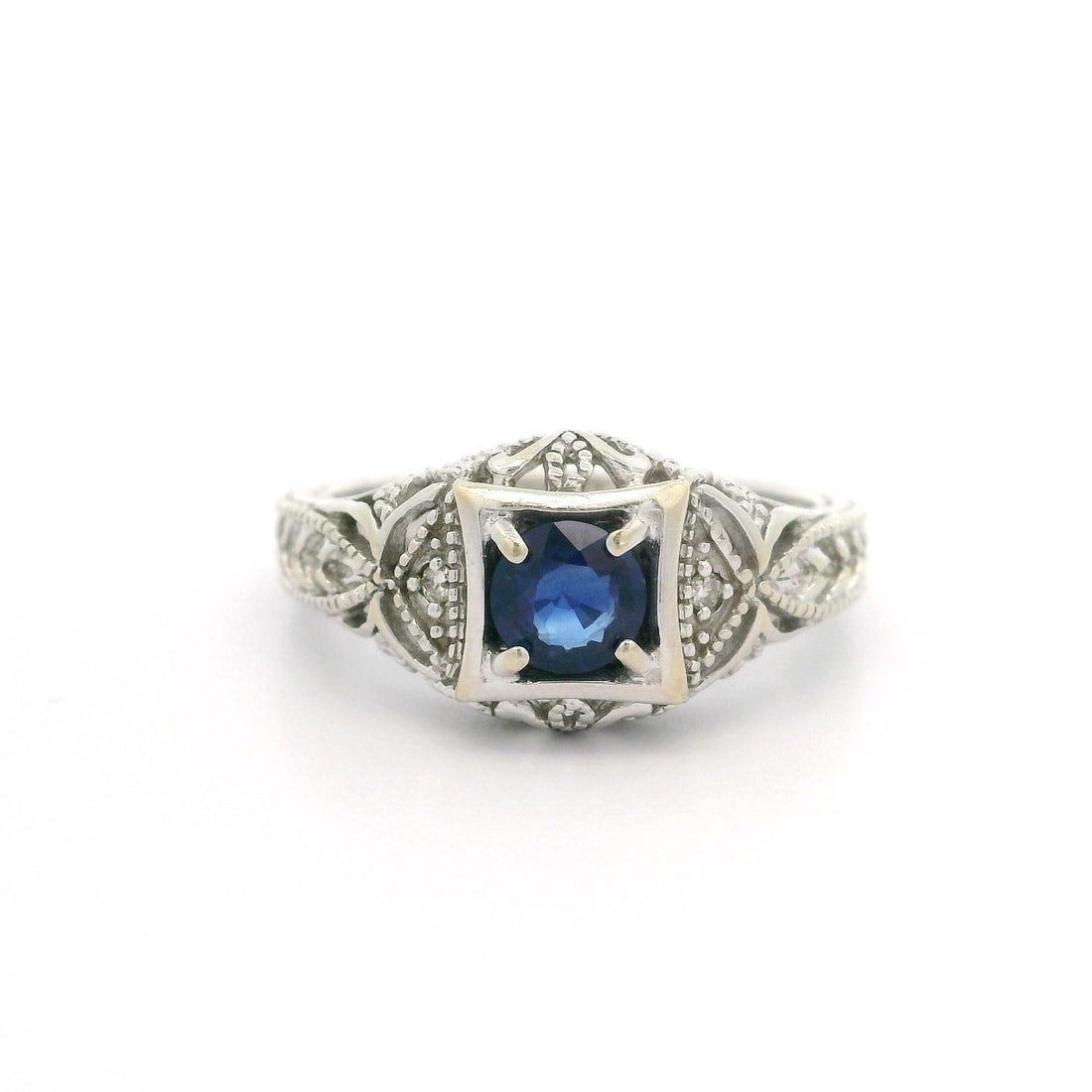 Vintage 14k White Gold Sapphire Diamond Cocktail Ring 0.68ctw: Vintage 14k White Gold Sapphire Diamond Cocktail Ring 0.68ctw This stunning vintage-style ring showcases a beautiful combination of natural blue sapphire and sparkling diamonds, perfect for cocktail a