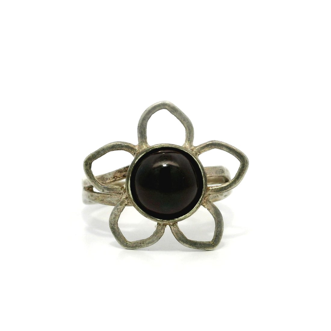 Handmade Sterling Silver Garnet Cabochon Flower Cocktail Ring: Handmade Sterling Silver Garnet Cabochon Flower Cocktail Ring This exquisite cocktail ring features a stunning natural garnet cabochon in a vibrant deep red wine color, measuring approximately 7.7mm. 