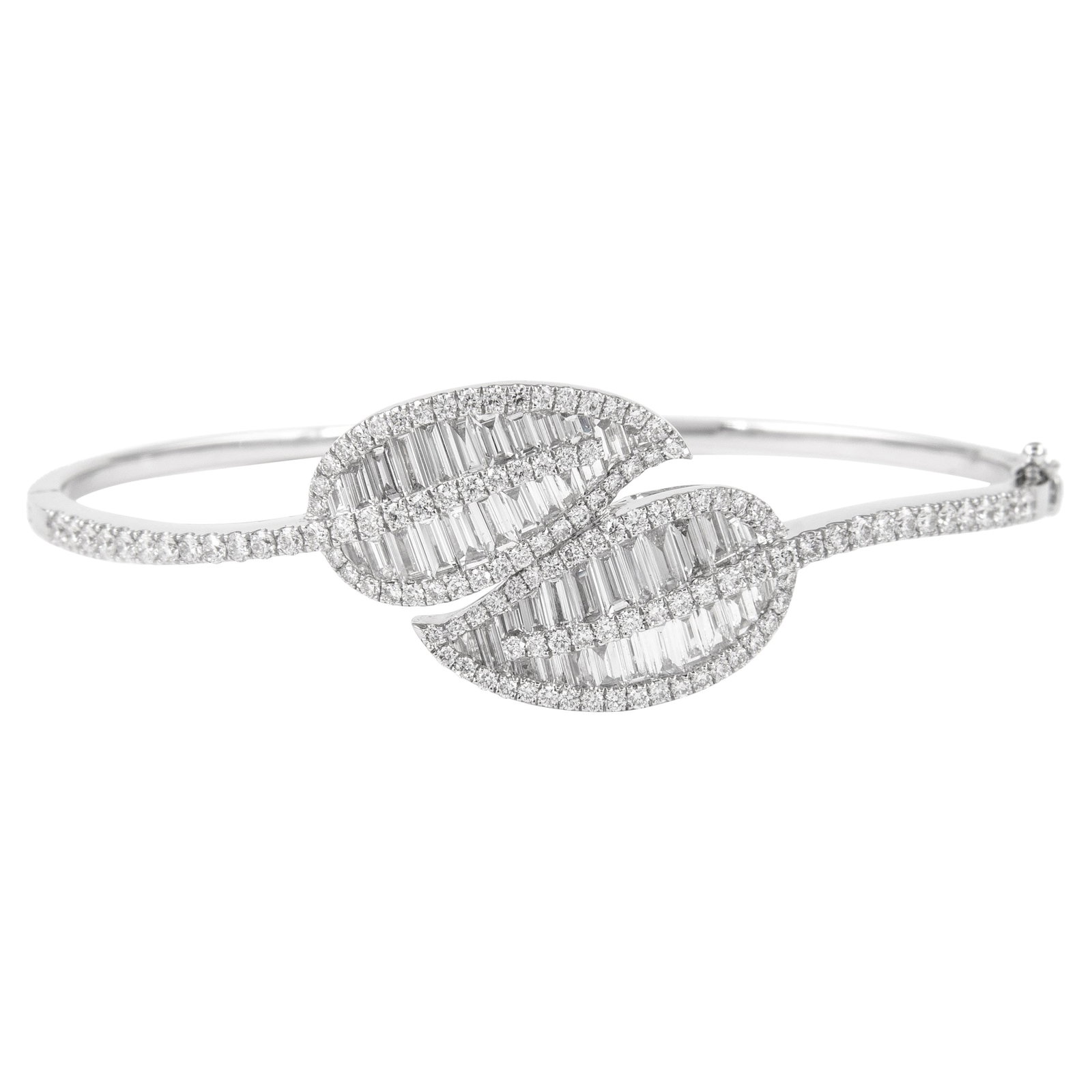 3.14ct Diamond Leaf Bangle Bracelet 18k White Gold: 3.14ct Diamond Leaf Bangle Bracelet 18k White Gold This stunning 3.14ct Diamond Leaf Bangle Bracelet is crafted from luxurious 18k white gold, showcasing a contemporary design that embodies elegance. 