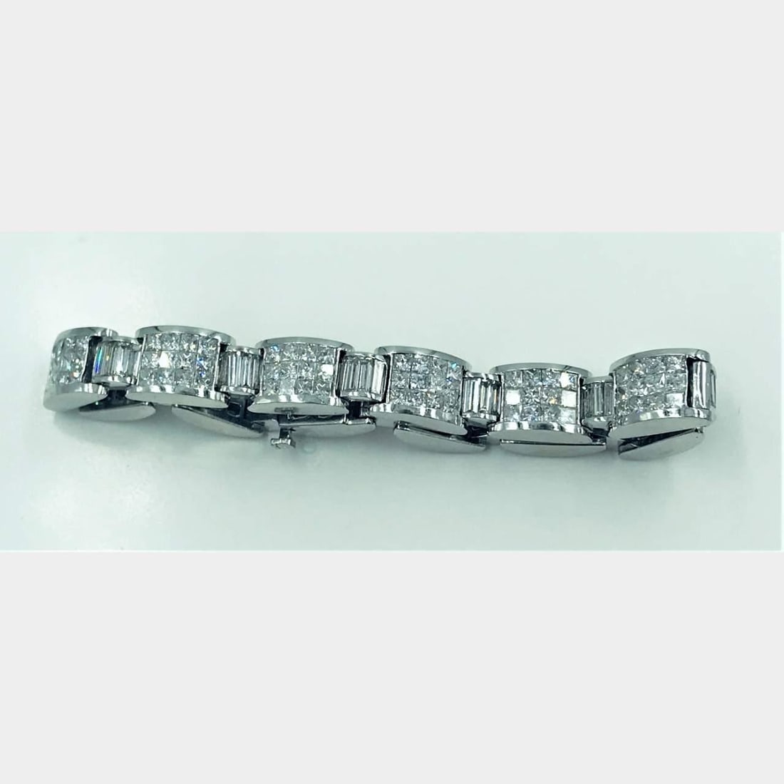 17 Ct Invisible Set Diamond Bracelet 192 Princess Cuts 14K White Gold: 17 Ct Invisible Set Diamond Bracelet 192 Princess Cuts 14K White Gold This stunning bracelet showcases an impressive 17.00 Ct of invisible set diamonds, featuring 192 exquisite princess cut diamonds. 