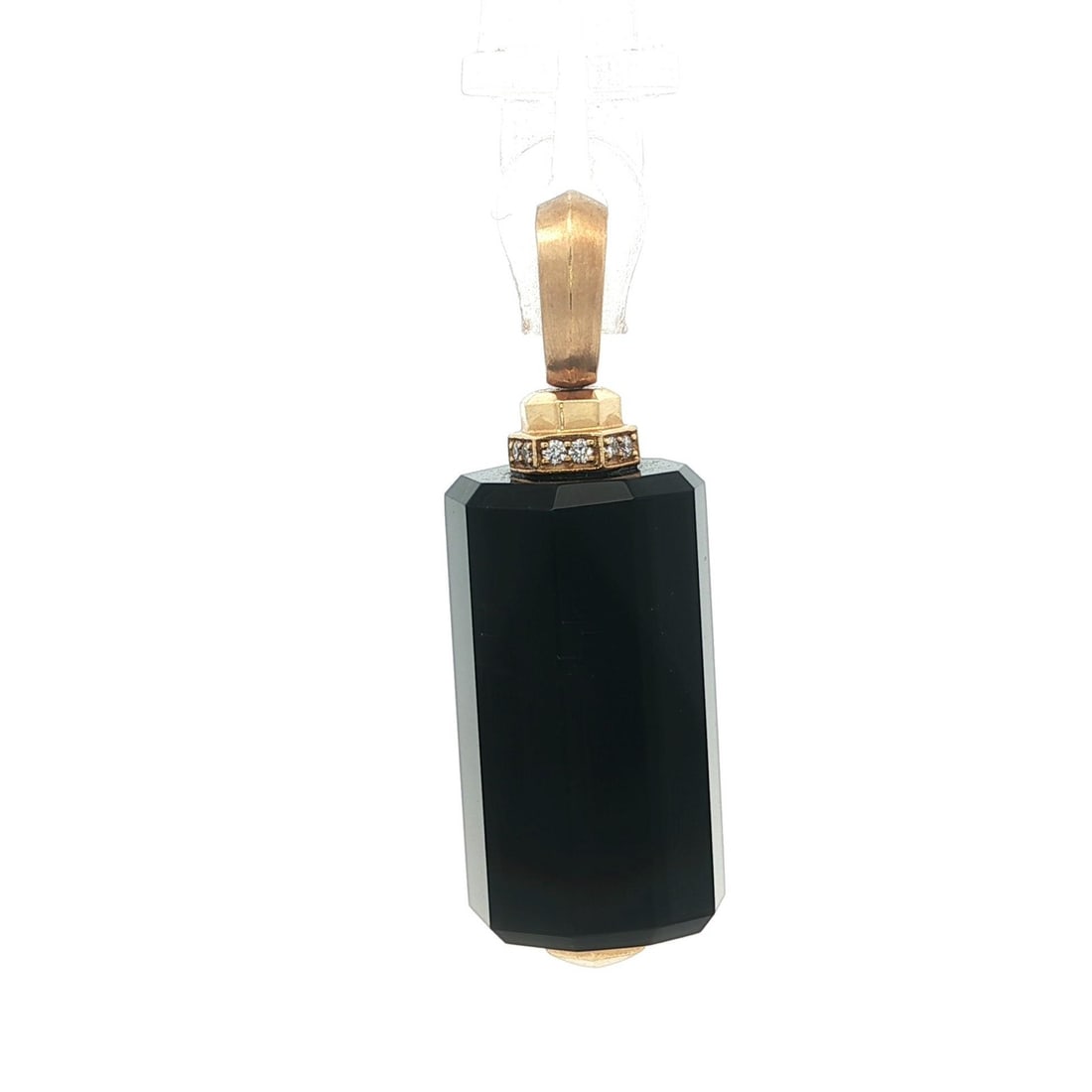 David Yurman 18k Gold Pendant Black Onyx Diamond Enhancer: David Yurman 18k Gold Pendant Black Onyx Diamond Enhancer This exquisite David Yurman pendant features a stunning barrel-shaped black onyx stone crafted from natural materials. The pendant is adorned 