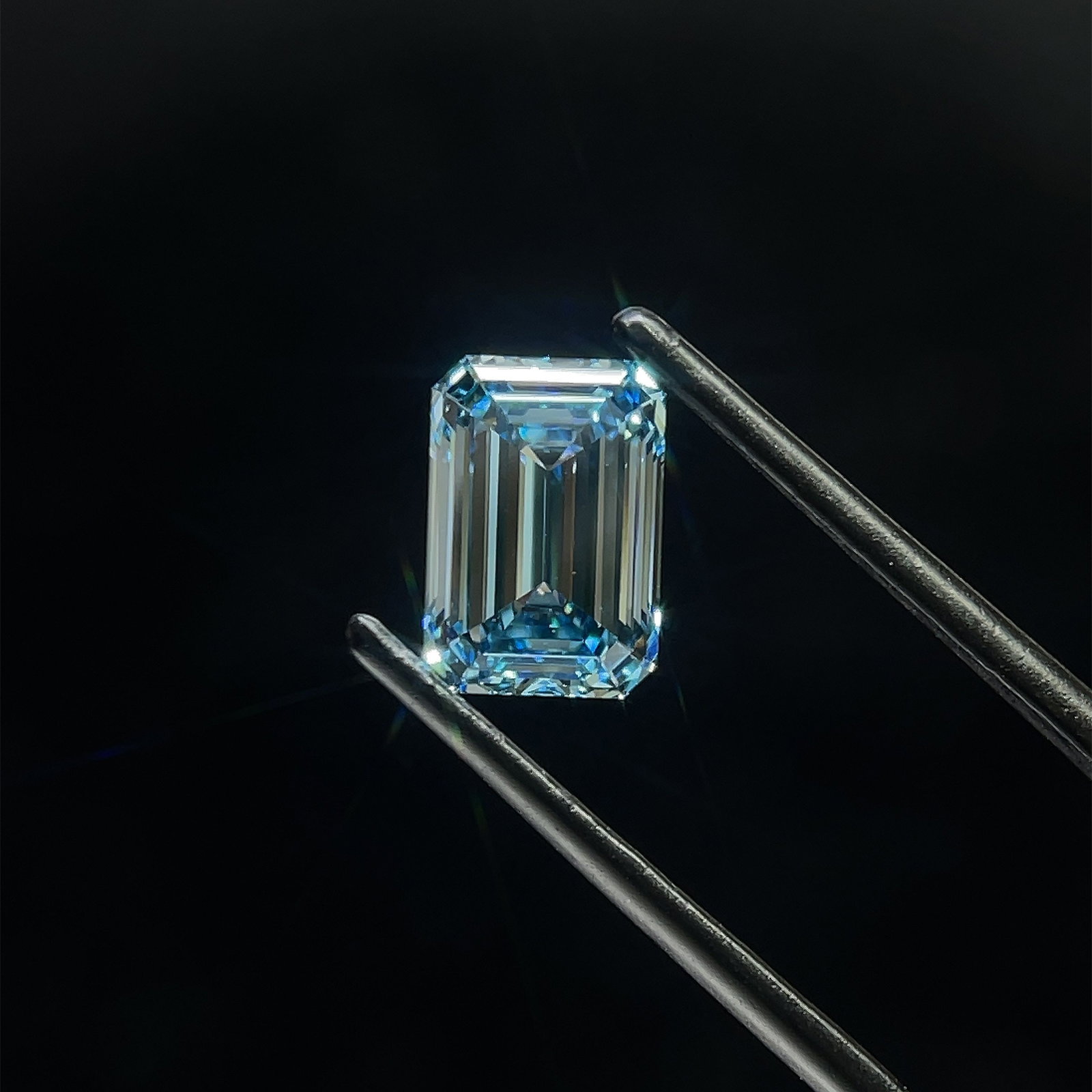 Loose Diamond - EMERALD 2.02ct Blue VS2: Loose Diamond - EMERALD 2.02ct Blue VS2 Source: This is a real non-mined Diamond that has been grown in a lab Shape: EMERALD Carats: 2.02 Color: Blue Certification: NONE The Diamond Depot Guarantee: A