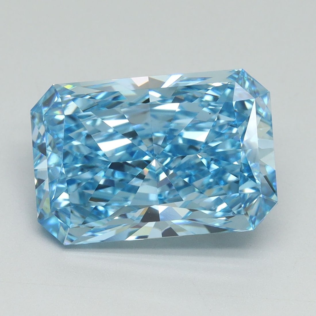 Loose Diamond - RADIANT 5.52ct Fancy Vivid Blue VS1: Loose Diamond - RADIANT 5.52ct Fancy Vivid Blue VS1 Source: This is a real non-mined Diamond that has been grown in a lab Shape: RADIANT Carats: 5.52 Color: Fancy Vivid Blue Certification: IGI Video: