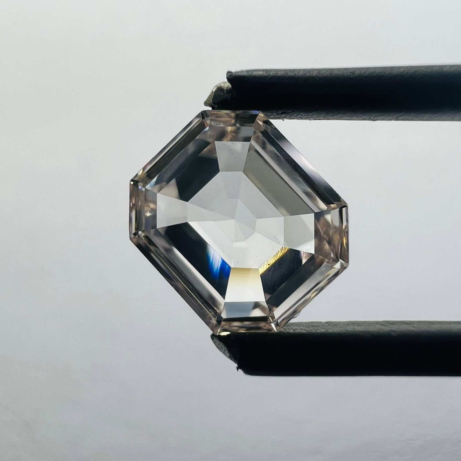 Loose Diamond - EMERALD 0.91ct Pink VS1: Loose Diamond - EMERALD 0.91ct Pink VS1 Source: This is a real non-mined Diamond that has been grown in a lab Shape: EMERALD Carats: 0.91 Color: Pink Certification: NONE The Diamond Depot Guarantee: A
