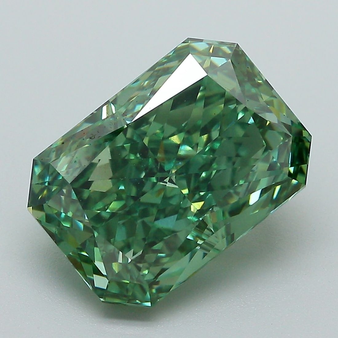 Loose Diamond - RADIANT 6.07ct Fancy Vivid Green VVS2: Loose Diamond - RADIANT 6.07ct Fancy Vivid Green VVS2 Source: This is a real non-mined Diamond that has been grown in a lab Shape: RADIANT Carats: 6.07 Color: Fancy Vivid Green Certification: IGI Vide