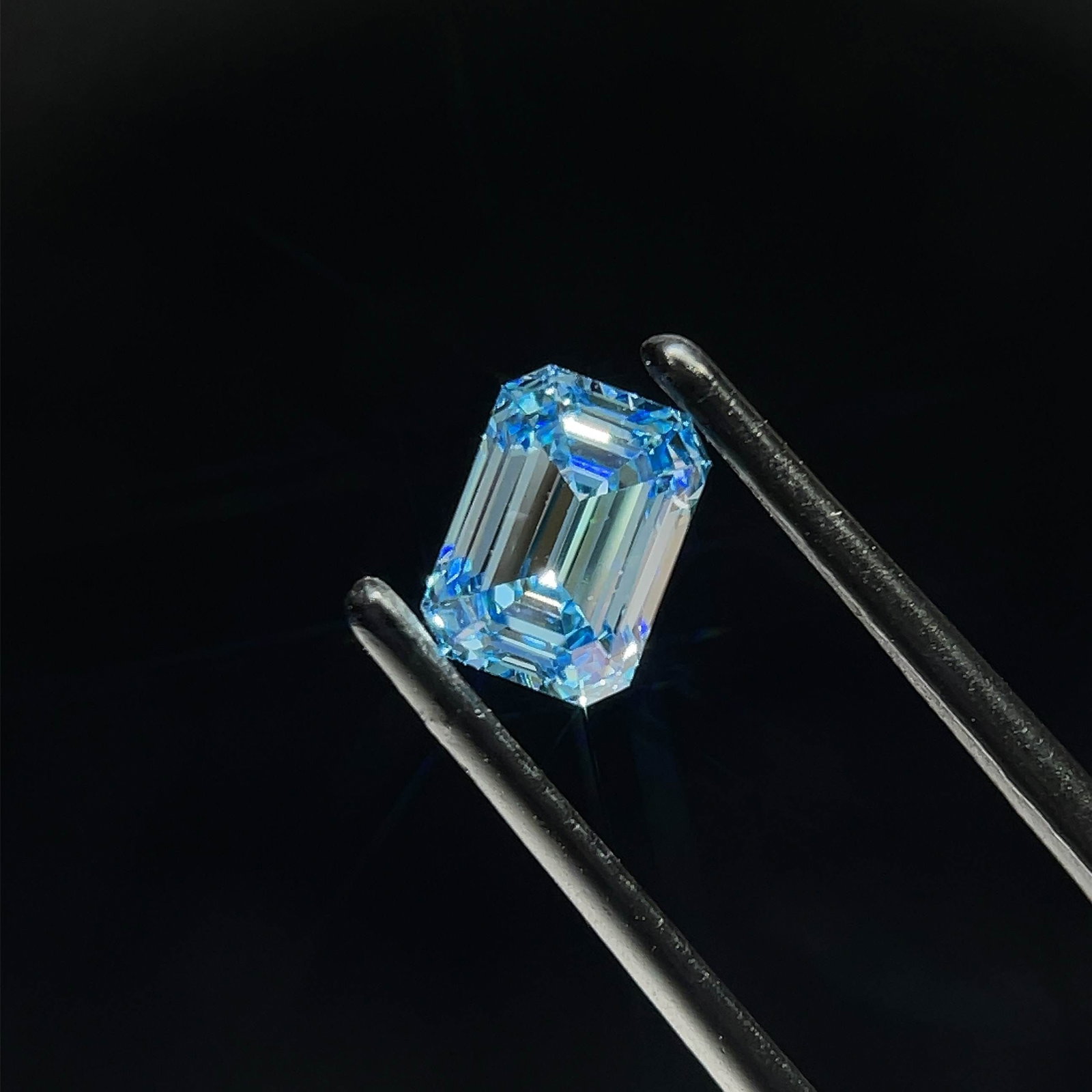 Loose Diamond - EMERALD 0.95ct Fancy Vivid Blue VS1: Loose Diamond - EMERALD 0.95ct Fancy Vivid Blue VS1 Source: This is a real non-mined Diamond that has been grown in a lab Shape: EMERALD Carats: 0.95 Color: Fancy Vivid Blue Certification: IGI Video: