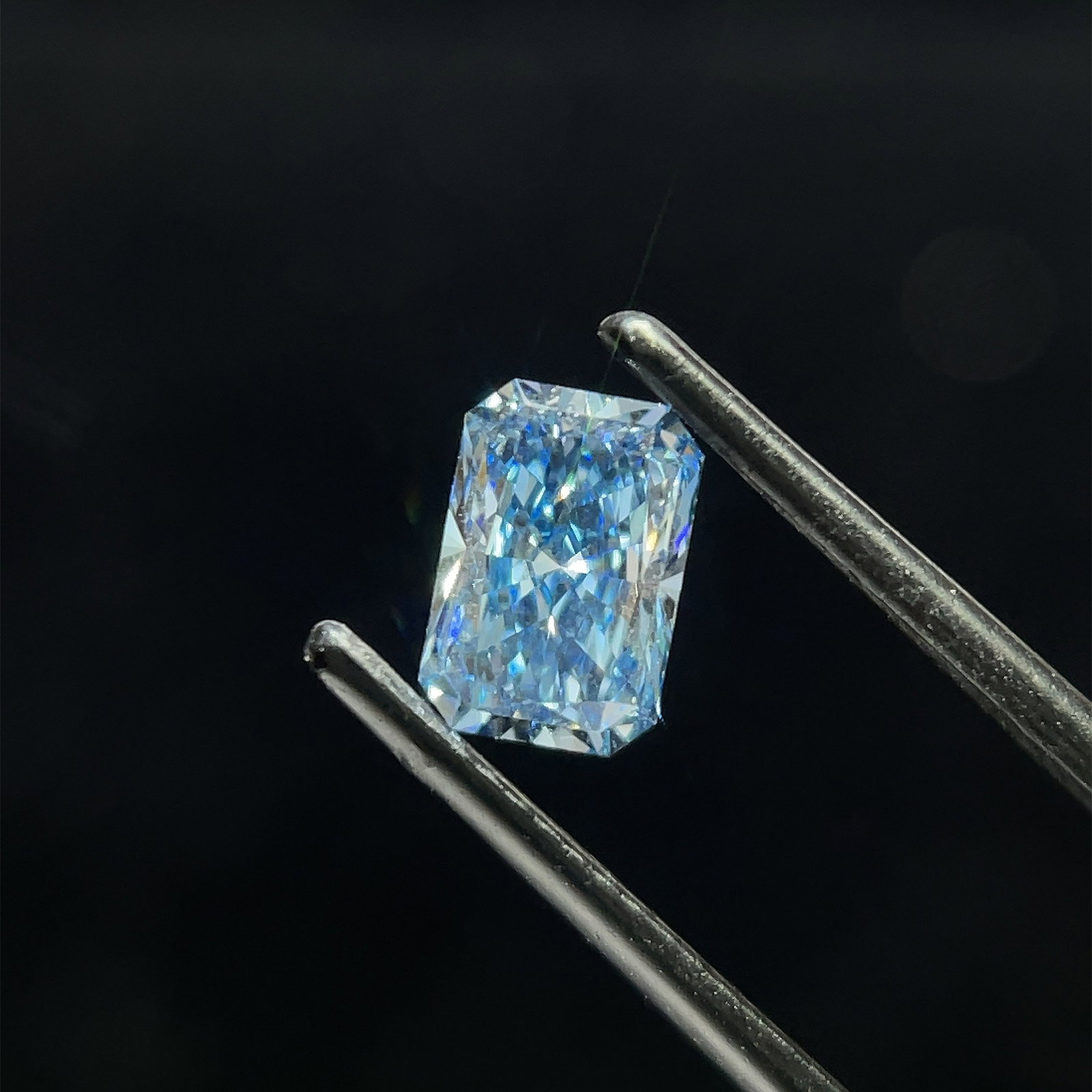 Loose Diamond - RADIANT 1.07ct Fancy Vivid Blue VVS2: Loose Diamond - RADIANT 1.07ct Fancy Vivid Blue VVS2 Source: This is a real non-mined Diamond that has been grown in a lab Shape: RADIANT Carats: 1.07 Color: Fancy Vivid Blue Certification: IGI Video: