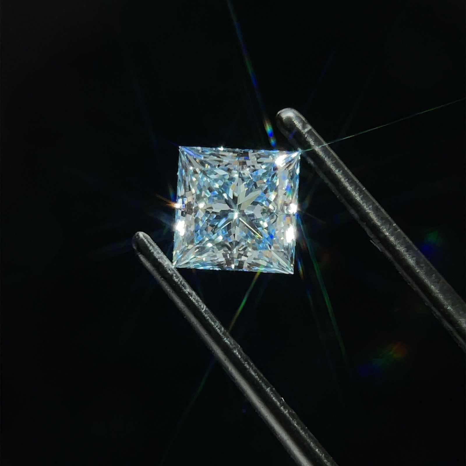 Loose Diamond - PRINCESS 1.2ct Blue VS2: Loose Diamond - PRINCESS 1.2ct Blue VS2 Source: This is a real non-mined Diamond that has been grown in a lab Shape: PRINCESS Carats: 1.2 Color: Blue Certification: NONE The Diamond Depot Guarantee: A