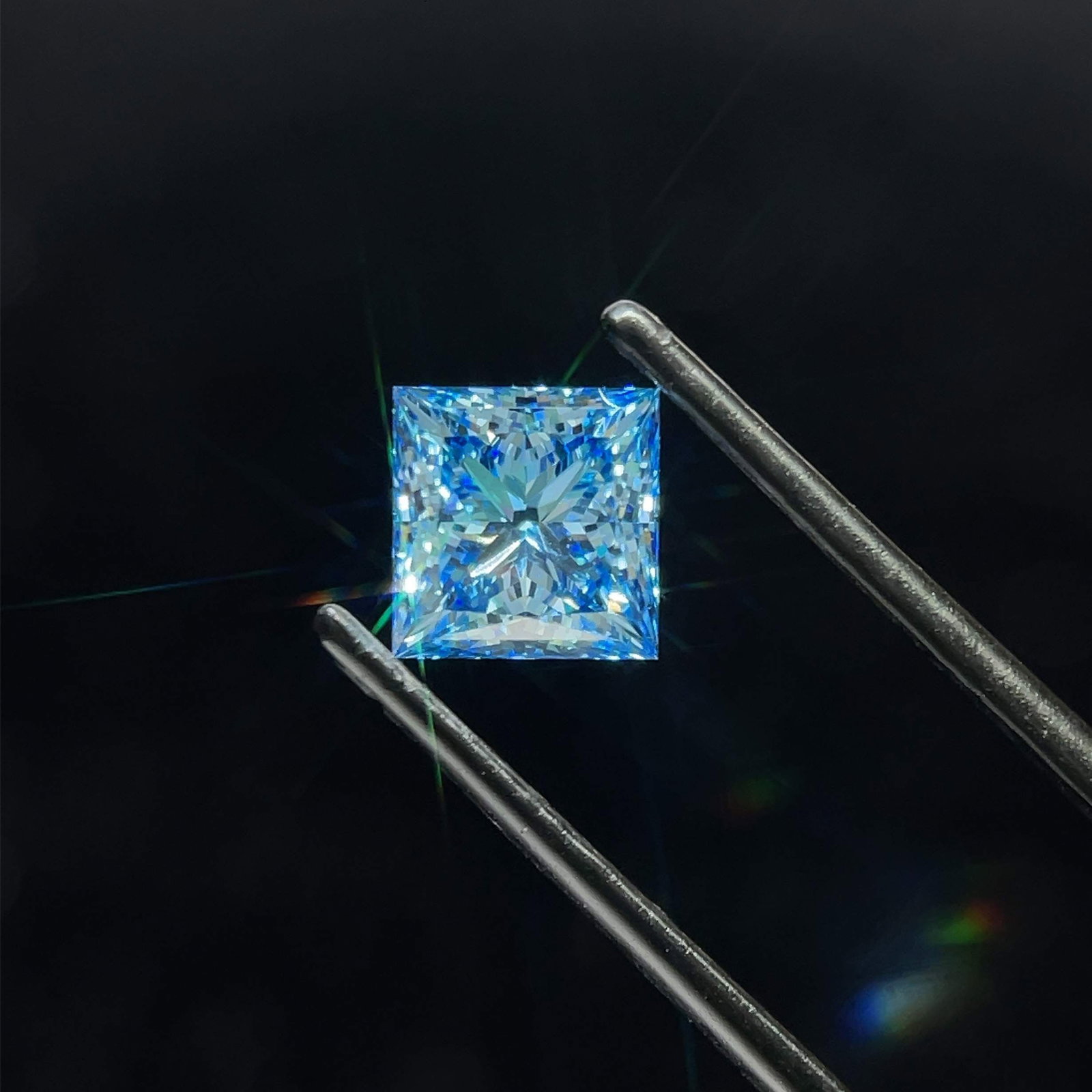 Loose Diamond - PRINCESS 1.77ct Fancy Vivid Blue VS1: Loose Diamond - PRINCESS 1.77ct Fancy Vivid Blue VS1 Source: This is a real non-mined Diamond that has been grown in a lab Shape: PRINCESS Carats: 1.77 Color: Fancy Vivid Blue Certification: IGI Video