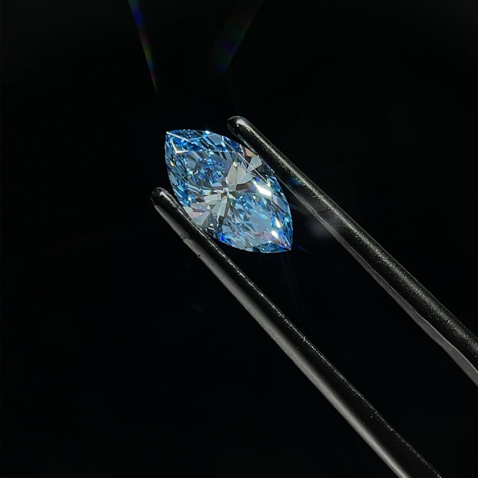 Loose Diamond - MARQUISE 0.97ct Fancy Vivid Blue VS1: Loose Diamond - MARQUISE 0.97ct Fancy Vivid Blue VS1 Source: This is a real non-mined Diamond that has been grown in a lab Shape: MARQUISE Carats: 0.97 Color: Fancy Vivid Blue Certification: IGI Video