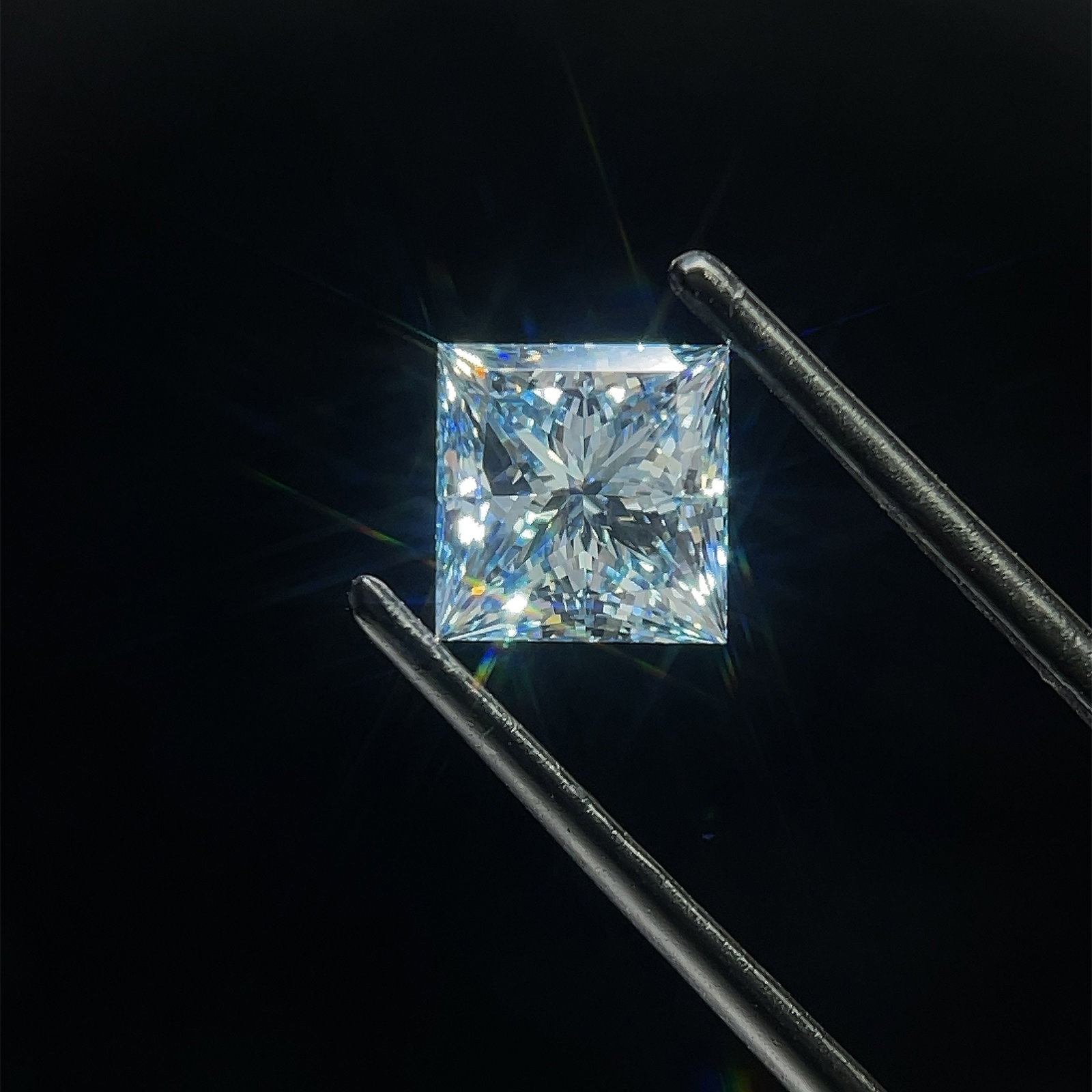 Loose Diamond - PRINCESS 1.77ct Blue SI1: Loose Diamond - PRINCESS 1.77ct Blue SI1 Source: This is a real non-mined Diamond that has been grown in a lab Shape: PRINCESS Carats: 1.77 Color: Blue Certification: NONE The Diamond Depot Guarantee: