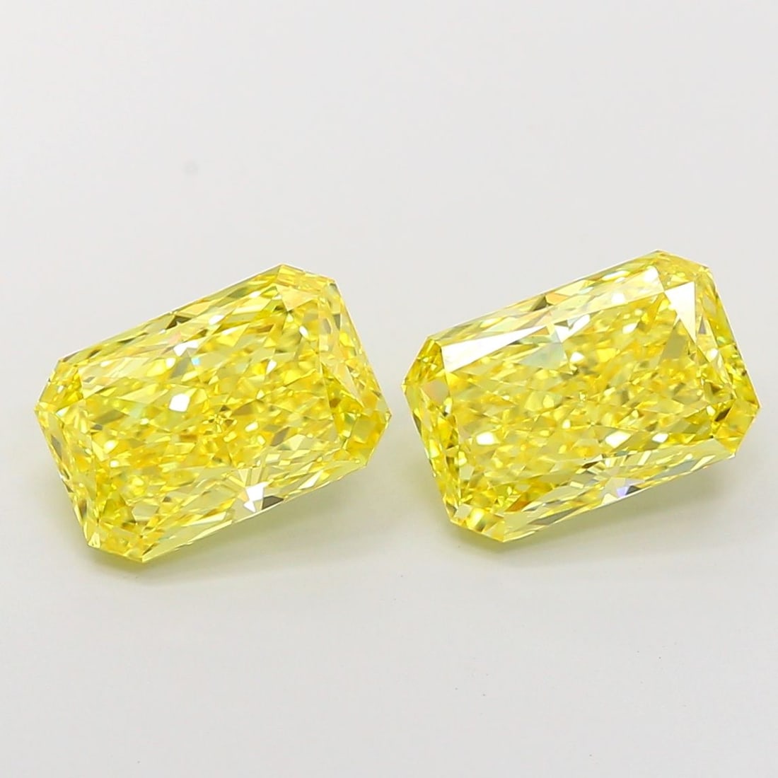Loose Diamond - RADIANT 3.72ct Fancy Vivid Yellow VS1: Loose Diamond - RADIANT 3.72ct Fancy Vivid Yellow VS1 Source: This is a real non-mined Diamond that has been grown in a lab Shape: RADIANT Carats: 3.72 Color: Fancy Vivid Yellow Certification: IGI Vid