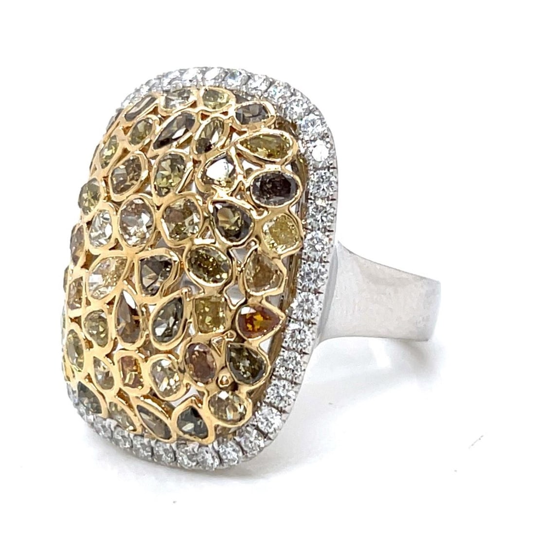 18K Yellow Gold Diamond Ring 3.96 Ct Natural Color VS1-SI1: 18K Yellow Gold Diamond Ring 3.96 Ct Natural Color VS1-SI1 This exquisite 18K Yellow Gold Natural Color Diamond Ring features a stunning arrangement of 48 natural color diamonds with a total weight of