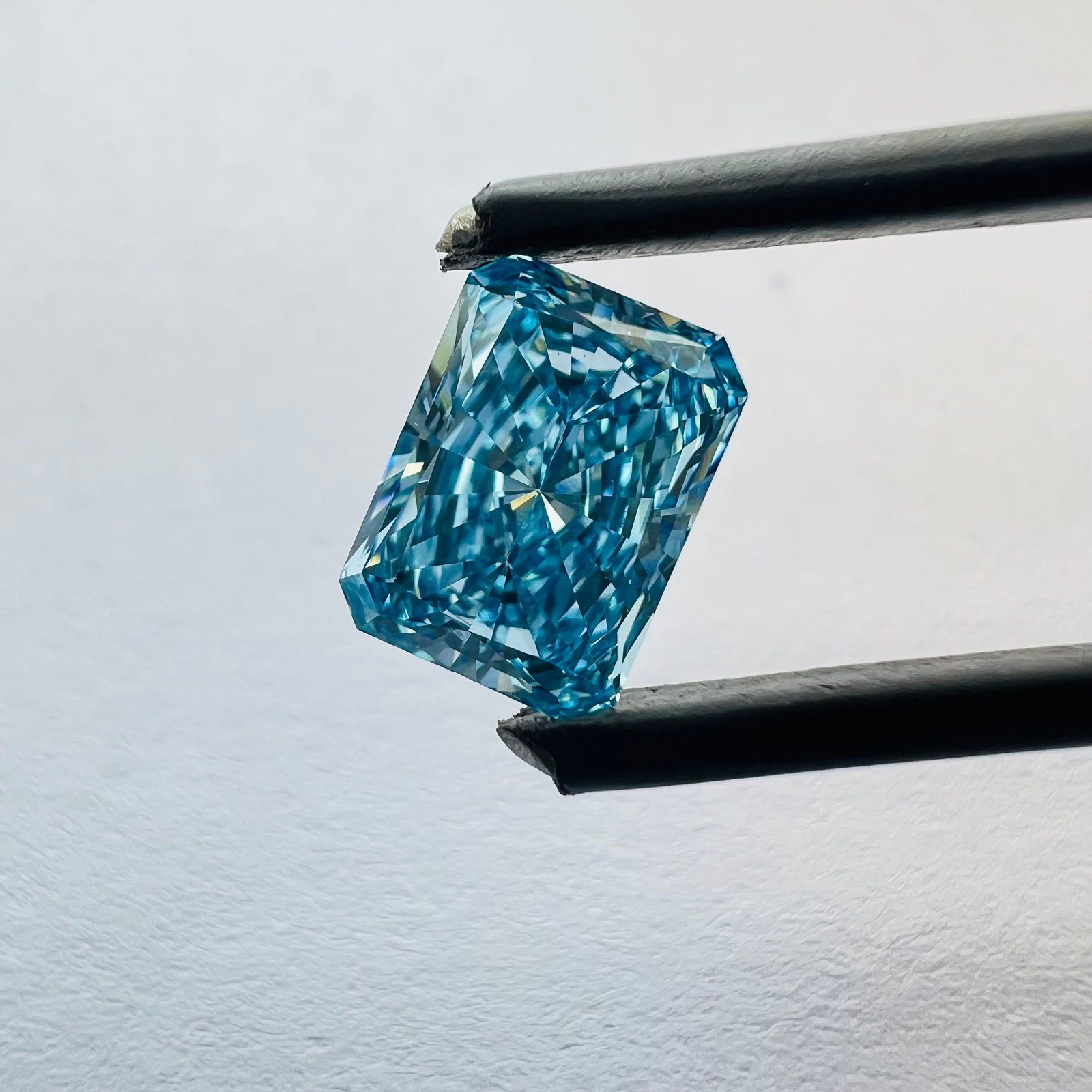 Loose Diamond - RADIANT 1.36ct Blue VS1: Loose Diamond - RADIANT 1.36ct Blue VS1 Source: This is a real non-mined Diamond that has been grown in a lab Shape: RADIANT Carats: 1.36 Color: Blue Certification: NONE The Diamond Depot Guarantee: A
