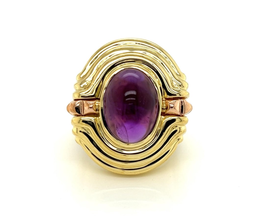 Lagos 18K Two Tone Amethyst Dome Ring Size 7: Lagos 18K Two Tone Amethyst Dome Ring Size 7 This estate Lagos ring is a striking statement piece crafted from 18k yellow and rose gold. Showcasing a sculptural ribbed dome top, the ring features an o