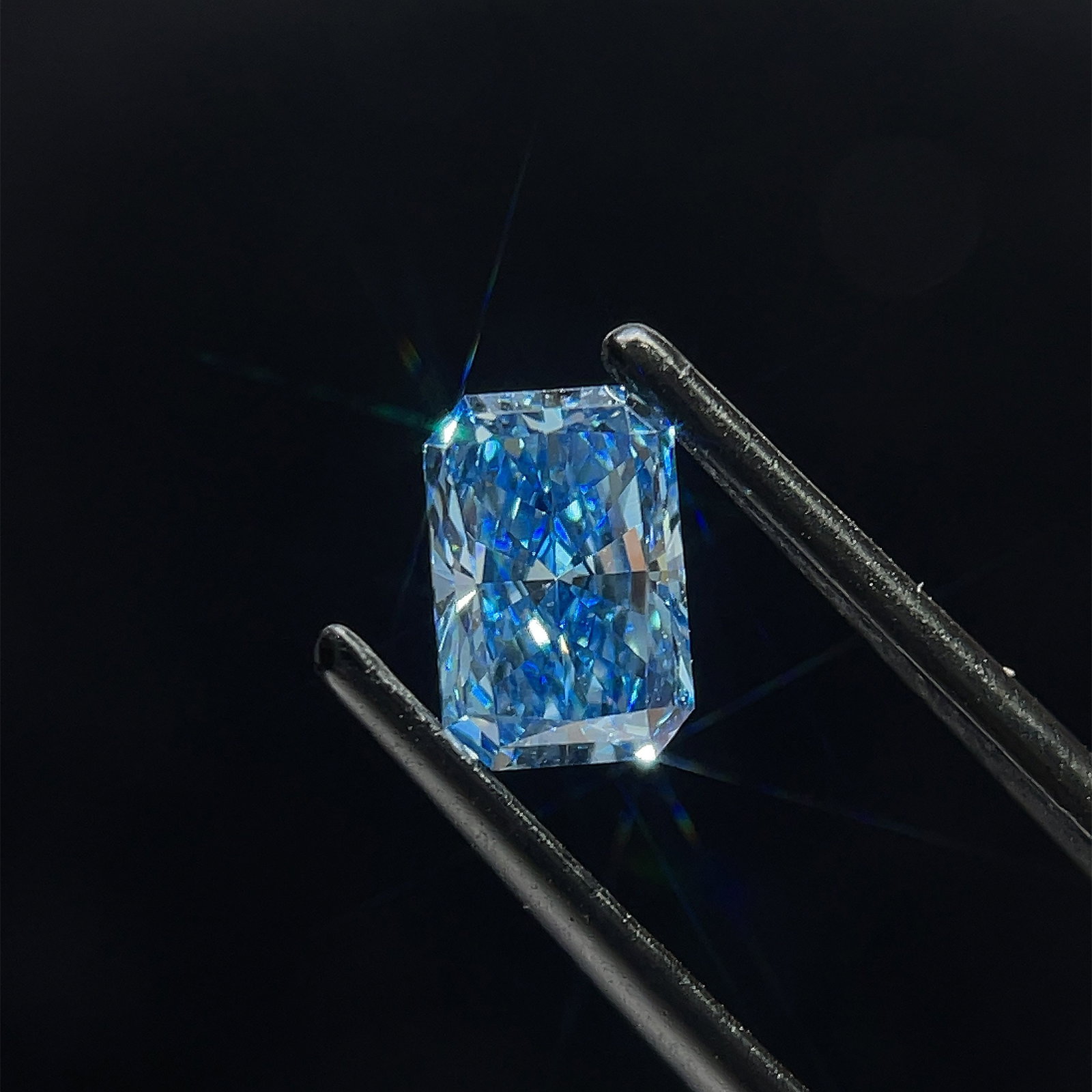 Loose Diamond - RADIANT 1.12ct Fancy Vivid Blue VS1: Loose Diamond - RADIANT 1.12ct Fancy Vivid Blue VS1 Source: This is a real non-mined Diamond that has been grown in a lab Shape: RADIANT Carats: 1.12 Color: Fancy Vivid Blue Certification: IGI Video: