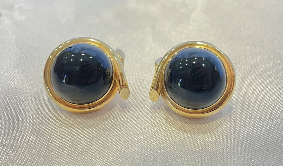 Stunning 14K Yellow Gold Onyx Cuff Earrings Signed Hallmarked: Stunning 14K Yellow Gold Onyx Cuff Earrings Signed Hallmarked Experience elegance with this magnificent pair of earrings crafted from 14K yellow gold. These stunning cuff pierce earrings showcase exqu