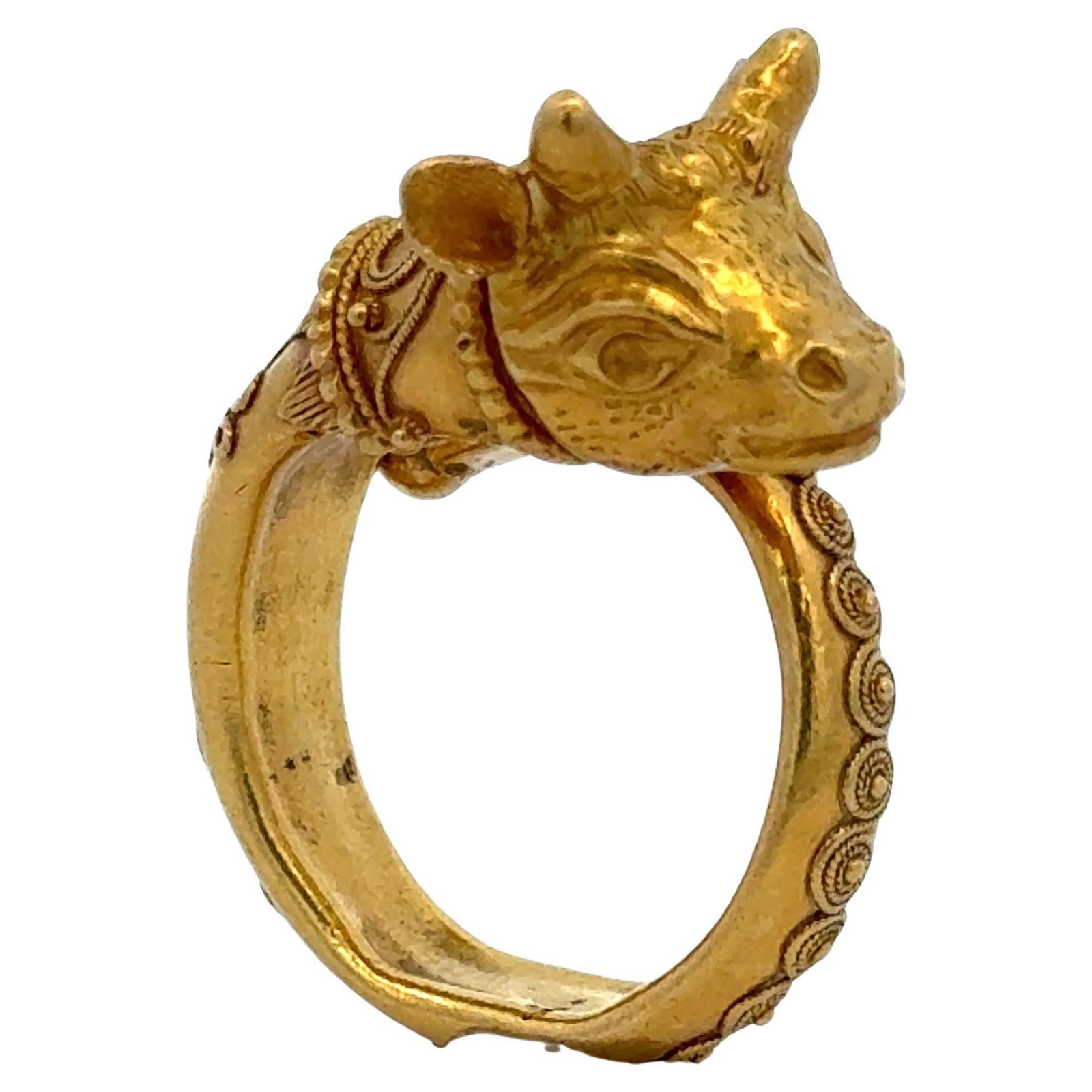 Vintage 18K Yellow Gold Cattle Motif Ring Retro 1950s Size 5: Vintage 18K Yellow Gold Cattle Motif Ring Retro 1950s Size 5 This exquisite vintage ring showcases a captivating cattle motif, intricately designed with decorative swirls and beading. Crafted from 18 