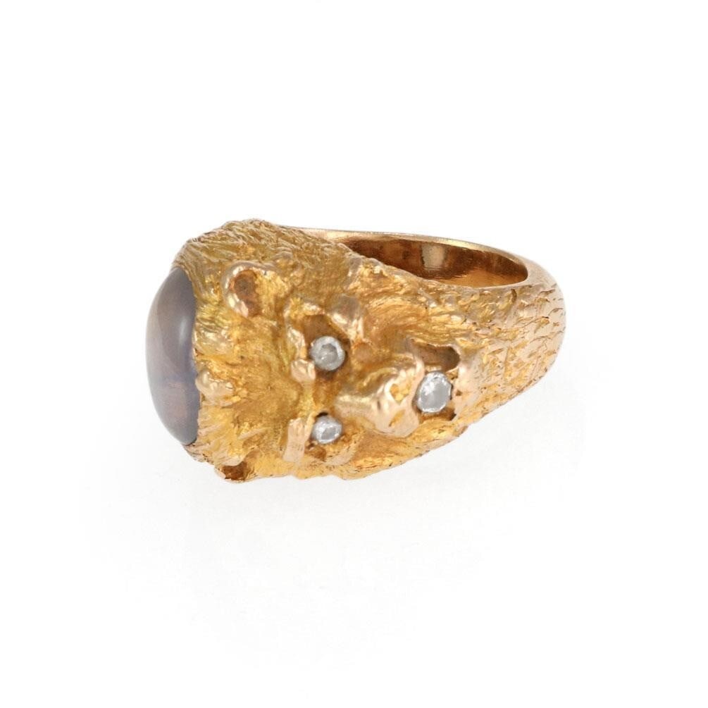 14k Yellow Gold Lion Head Ring with Star Sapphire and Diamonds Size 6.5: 14k Yellow Gold Lion Head Ring with Star Sapphire and Diamonds Size 6.5 This vintage ring is expertly crafted from 14k yellow gold and features a striking lion head design with a textured, fur-like fi