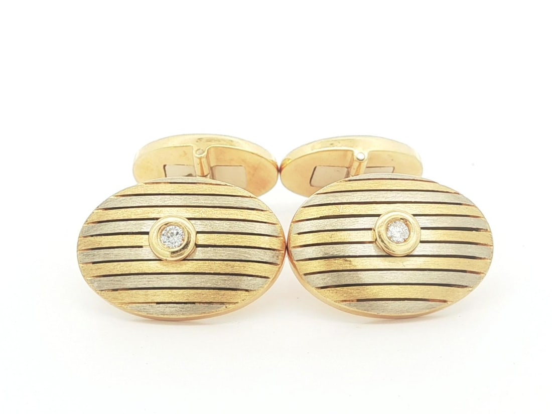 Italian 18k Yellow Gold Diamond Oval Ribbed Vintage Cufflinks: Italian 18k Yellow Gold Diamond Oval Ribbed Vintage Cufflinks These vintage Italian cufflinks by Barberco & Ricci feature a sophisticated oval design with a brushed and ribbed finish. Crafted from sol
