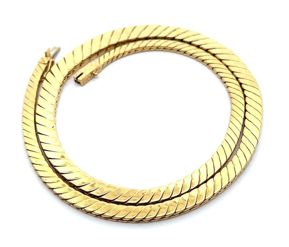 18k Yellow Gold 17 Inch Graduated Flat Link Chain Necklace: 18k Yellow Gold 17 Inch Graduated Flat Link Chain Necklace This exquisite graduated flat link chain necklace is crafted from solid 18k yellow gold, offering both elegance and durability. Measuring 17 