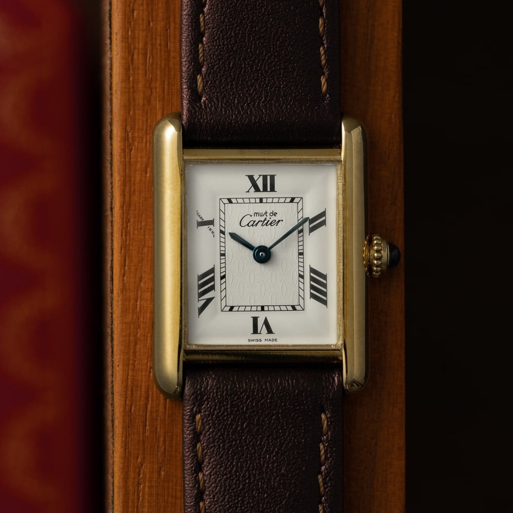 Cartier Must de Tank MM 2415 Quartz Wristwatch Unisex Hirsch: Cartier Must de Tank MM 2415 Quartz Wristwatch Unisex Hirsch This vintage Cartier Must de Tank MM 2415 quartz wristwatch features a classic white dial and is designed for unisex wear. Crafted in Switz