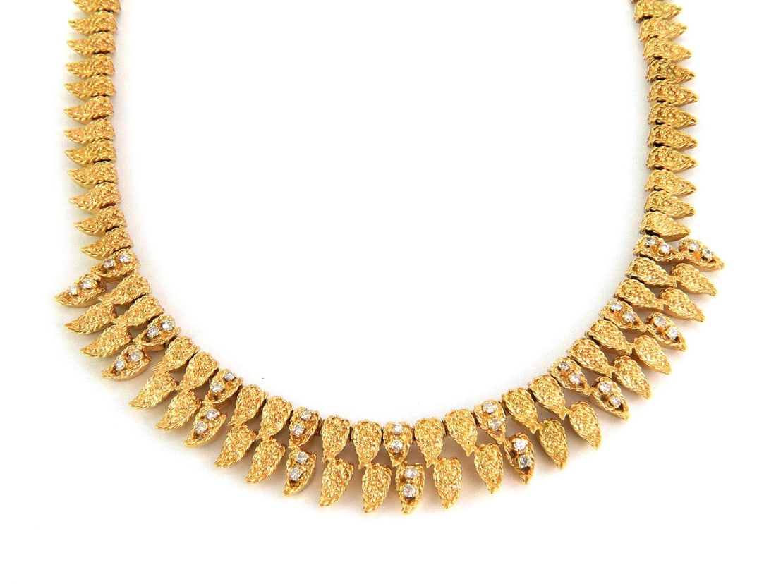 1ct Diamond 18k Yellow Gold Leaf Link Necklace: 1ct Diamond 18k Yellow Gold Leaf Link Necklace This elegant Estate necklace showcases exquisite craftsmanship in 18k yellow gold, designed with a unique textured leaf motif. The necklace features a de