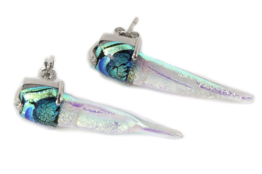 Unbranded Platinum 900 Icicle Drop Stud Earrings: Unbranded Platinum 900 Icicle Drop Stud Earrings These vintage-inspired stud earrings feature elongated icicle drop motifs crafted from multicolor acrylic, set in polished Platinum 900. The combinatio
