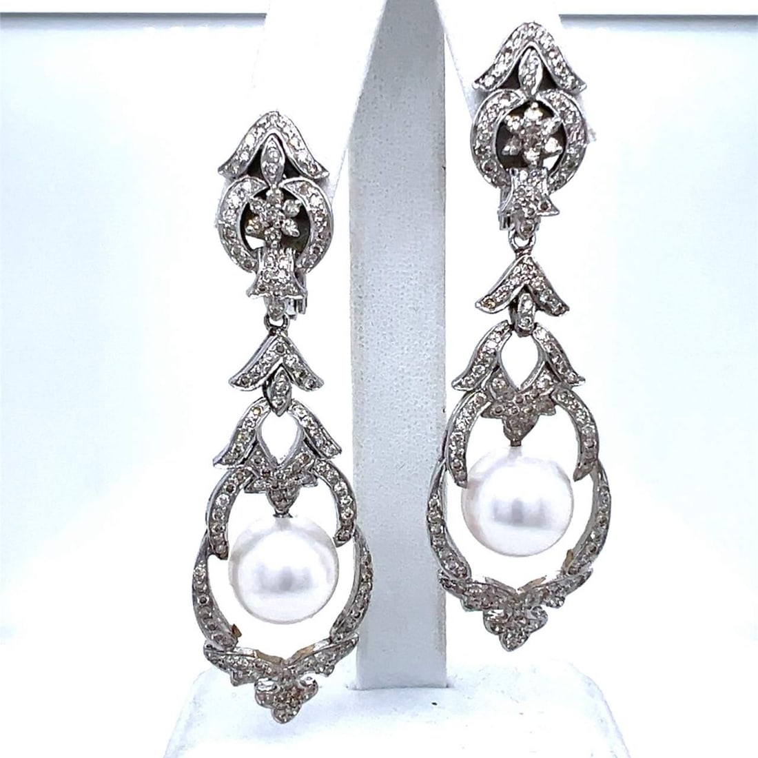 18K White Gold South Sea Pearl Diamond Earrings 4.60 Ct: 18K White Gold South Sea Pearl Diamond Earrings 4.60 Ct Elevate your elegance with these stunning 18K White Gold South Sea Pearl and Diamond Earrings. Crafted from luxurious 18K white gold, they featu