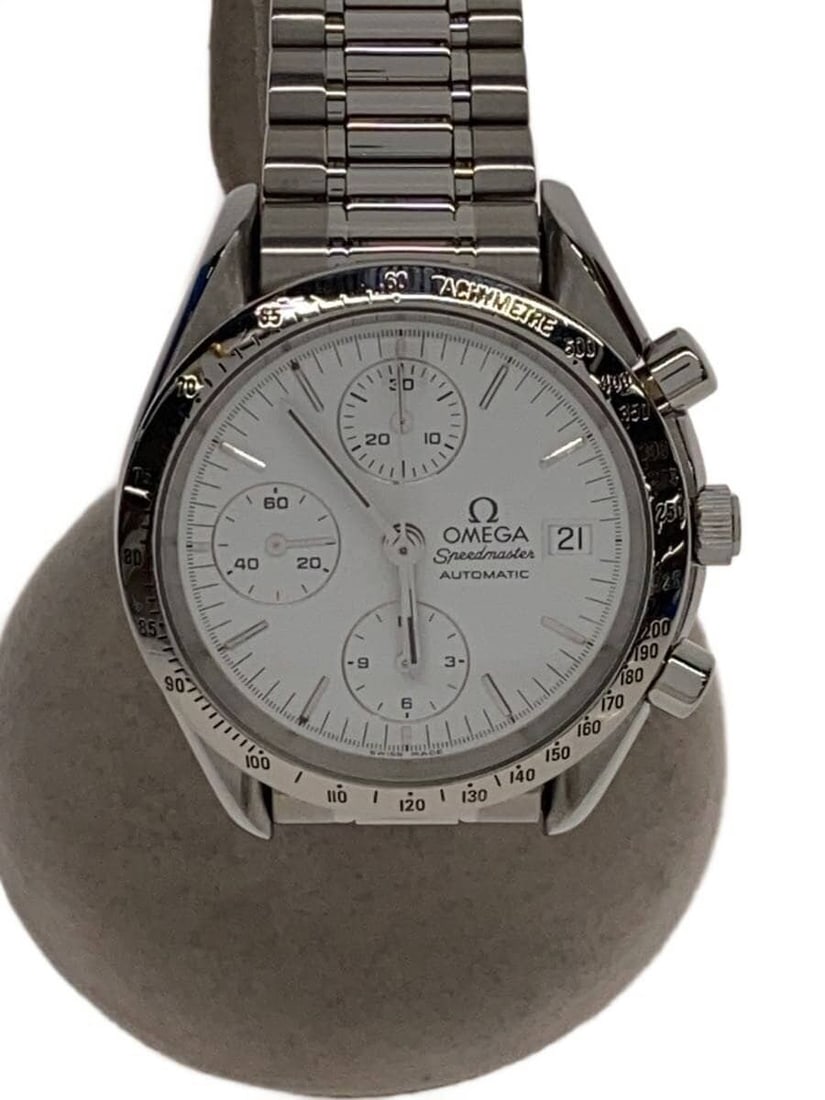 Omega Speedmaster Swiss Men's Wristwatch: Omega Speedmaster Swiss Men's Wristwatch This OMEGA Speedmaster men's wristwatch is a Swiss-made timepiece designed for everyday wear. The watch is pre-owned and shows some signs of use, with a produc