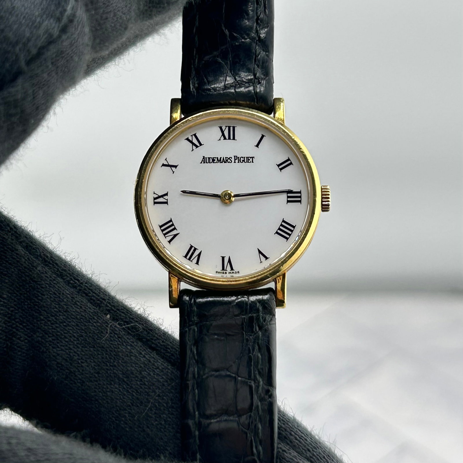 Ladies Audemars Piguet Banque Leather Watch White Roman Dial Papers: Ladies Audemars Piguet Banque Leather Watch White Roman Dial Papers This Audemars Piguet Banque ladies' watch features a white Roman numeral dial and a smooth bezel, paired with a leather bracelet. Th