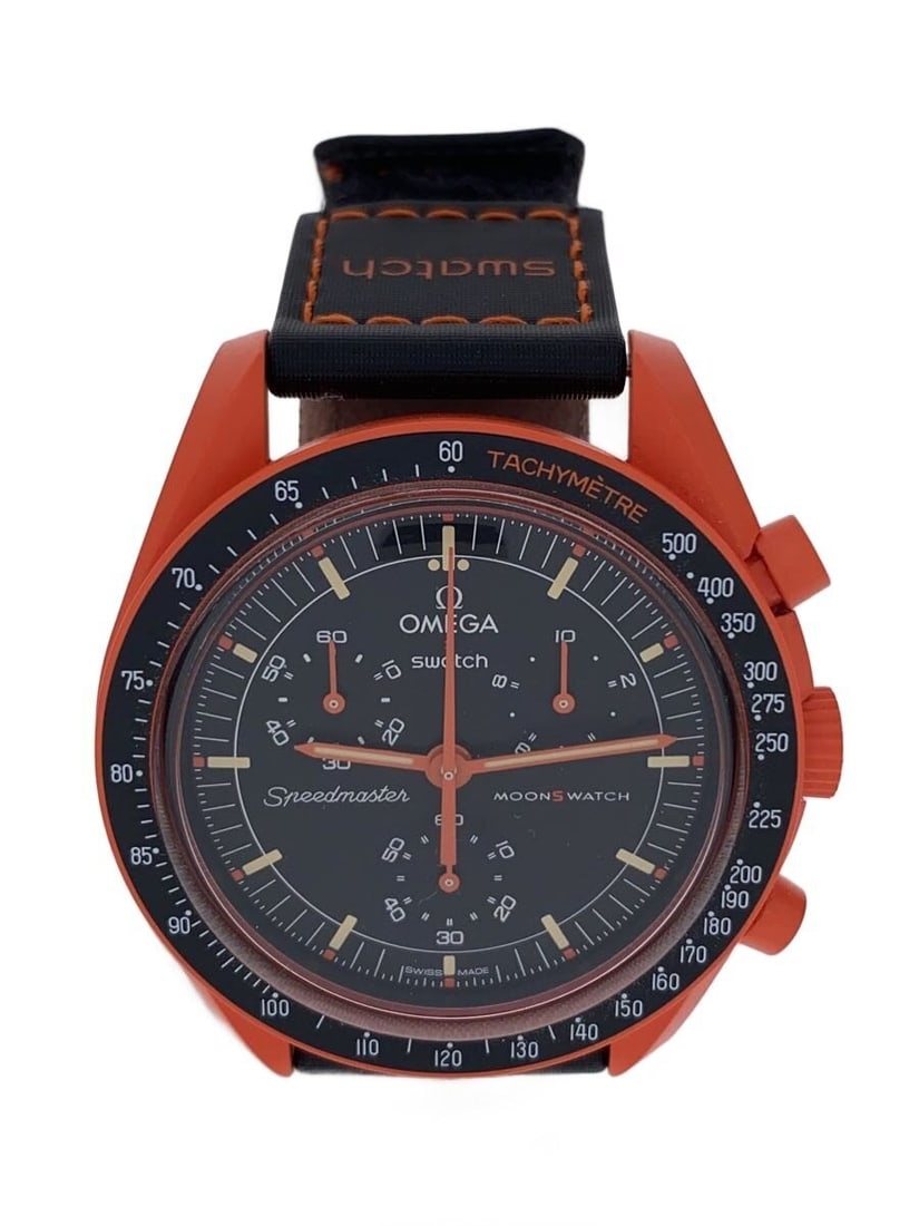 OMEGAxSWATCH Mission on Earth Black Men's Wristwatch: OMEGAxSWATCH Mission on Earth Black Men's Wristwatch This OMEGAxSWATCH Mission on Earth SO33O100 men's wristwatch features a black case with slight signs of use. Designed for men, it is crafted with m