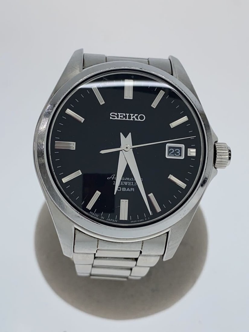 Seiko 4R35 03X0 Black Mechanical Wristwatch Men: Seiko 4R35 03X0 Black Mechanical Wristwatch Men This SEIKO Mechanical 4R35-03X0 men's wristwatch features a sleek black design and is crafted in Japan. The watch is pre-owned and in good condition, wi