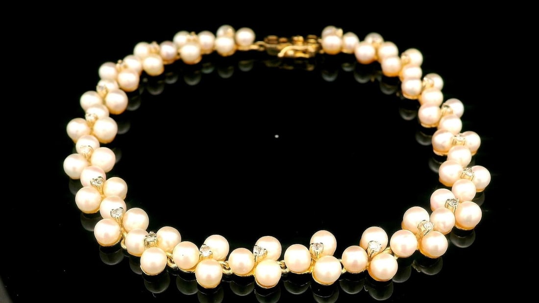 Vintage 14k Yellow Gold Pearl Diamond Clover Bracelet 0.10ctw: Vintage 14k Yellow Gold Pearl Diamond Clover Bracelet 0.10ctw This vintage elegant clover style bracelet features a stunning combination of natural pearls and sparkling diamonds set in solid 14k yello