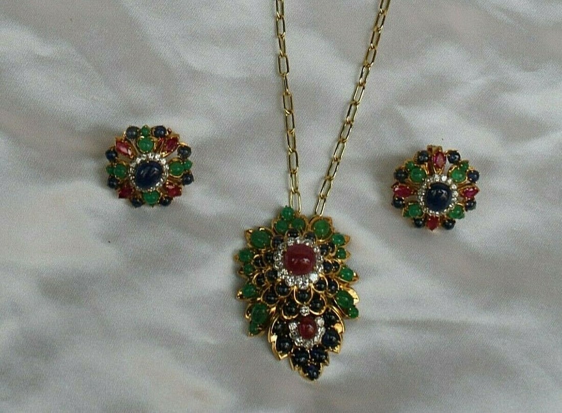 French 18K Gold Diamond Ruby Sapphire Emerald Jewelry Set: French 18K Gold Diamond Ruby Sapphire Emerald Jewelry Set This exquisite jewelry set features a stunning French design crafted from 18K yellow gold, adorned with a dazzling array of diamonds, rubies, 