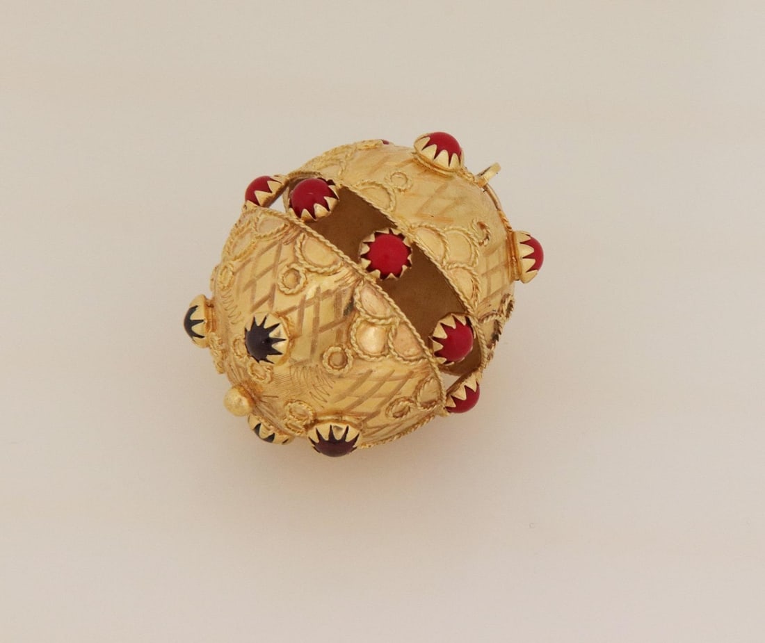 Elegant 18k Yellow Gold Open Ball Pendant with Coral Garnet: Elegant 18k Yellow Gold Open Ball Pendant with Coral Garnet This exquisite open style ball pendant is a stunning piece crafted from 18k yellow gold, showcasing a shiny satin finish. The pendant featur