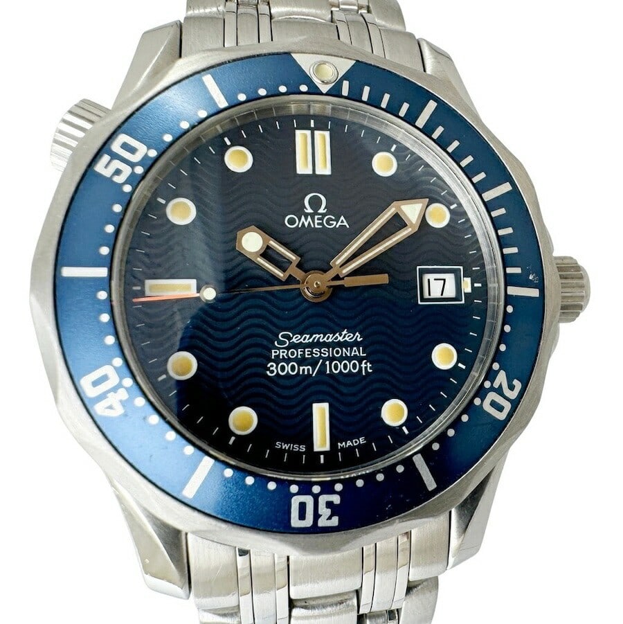 OMEGA Quartz Seamaster 300M Men's Wristwatch 2561.80: OMEGA Quartz Seamaster 300M Men's Wristwatch 2561.80 This is an OMEGA Seamaster Professional 300M 2561.80 quartz wristwatch designed for men. Made in Switzerland, this pre-owned timepiece combines OME