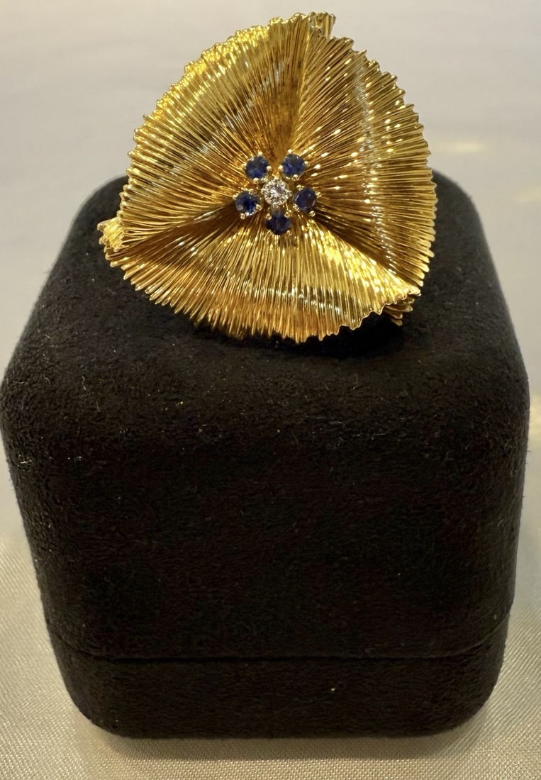 Tiffany & Co 18K Yellow Gold Diamond Sapphire Brooch Necklace with Box: Tiffany & Co 18K Yellow Gold Diamond Sapphire Brooch Necklace with Box This exquisite Tiffany & Co. brooch necklace is crafted from 18k yellow gold and features stunning sapphires and GVS diamonds. Wi