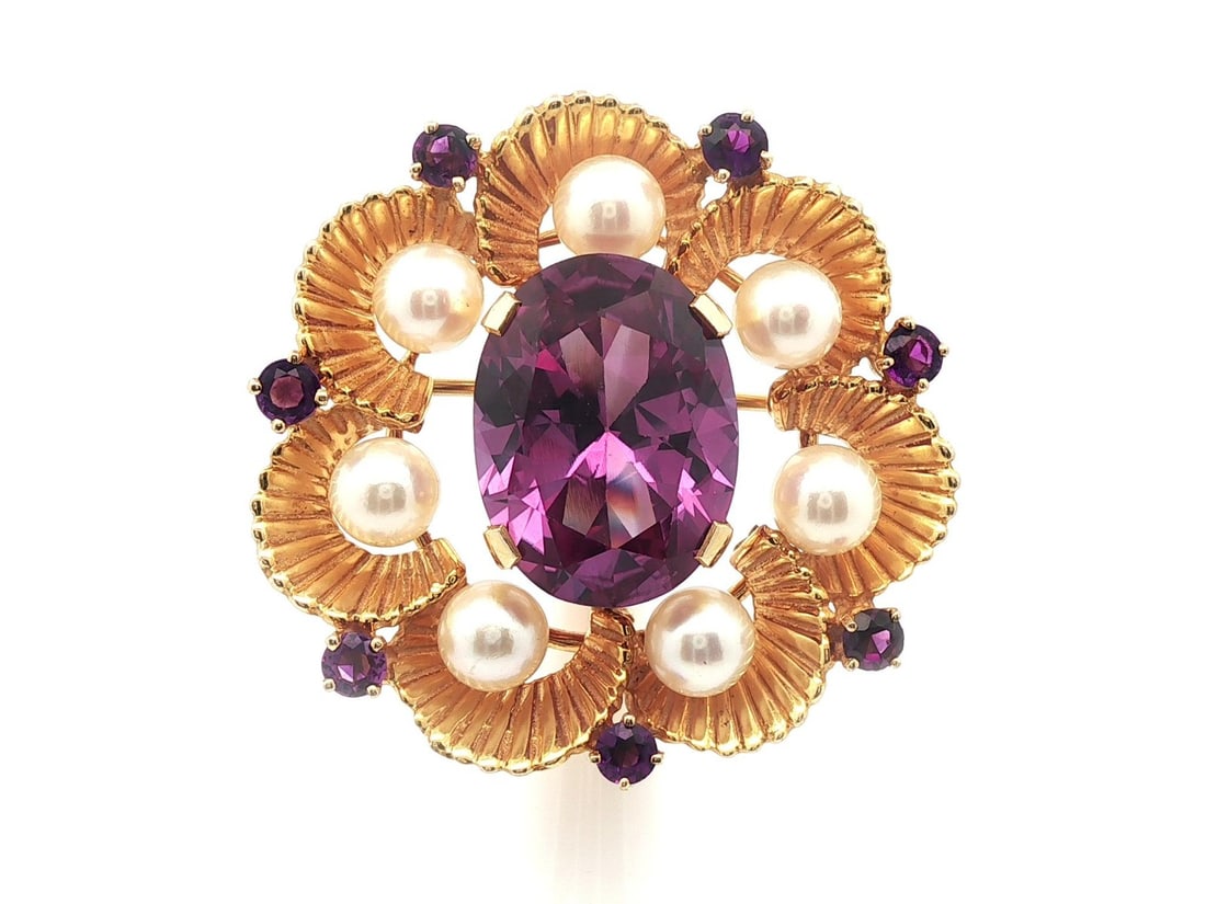 Vintage 14k Yellow Gold Amethyst Pearl Floral Brooch Pin: Vintage 14k Yellow Gold Amethyst Pearl Floral Brooch Pin This exquisite vintage brooch features a captivating floral design crafted from solid 13-14k yellow gold. At its center, an oval brilliant cut 