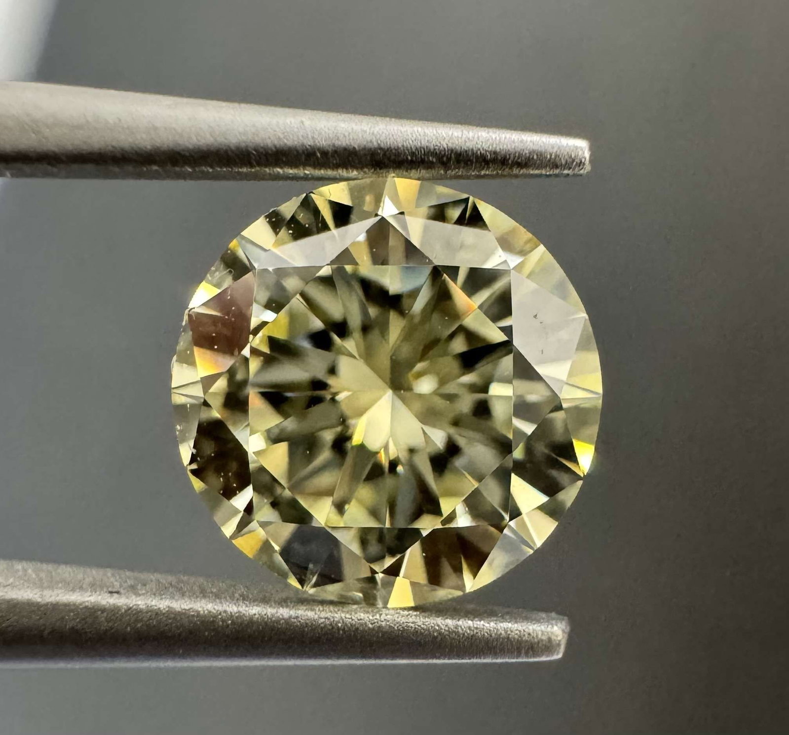 Loose Diamond - ROUND 0.91ct Yellow VS2: Loose Diamond - ROUND 0.91ct Yellow VS2 Source: Natural Shape: ROUND Carats: 0.91 Color: Yellow Certification: IGI Video: