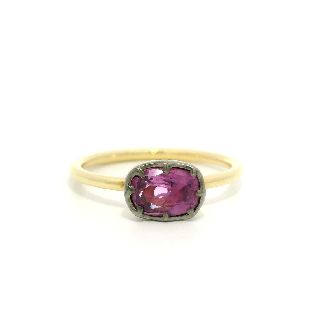 18k Yellow Gold GIA Certified 0.93ct Pink Sapphire Solitaire Ring: 18k Yellow Gold GIA Certified 0.93ct Pink Sapphire Solitaire Ring This exquisite 18k yellow gold solitaire ring features a stunning natural pink sapphire, elegantly set in a collet design. The cushion