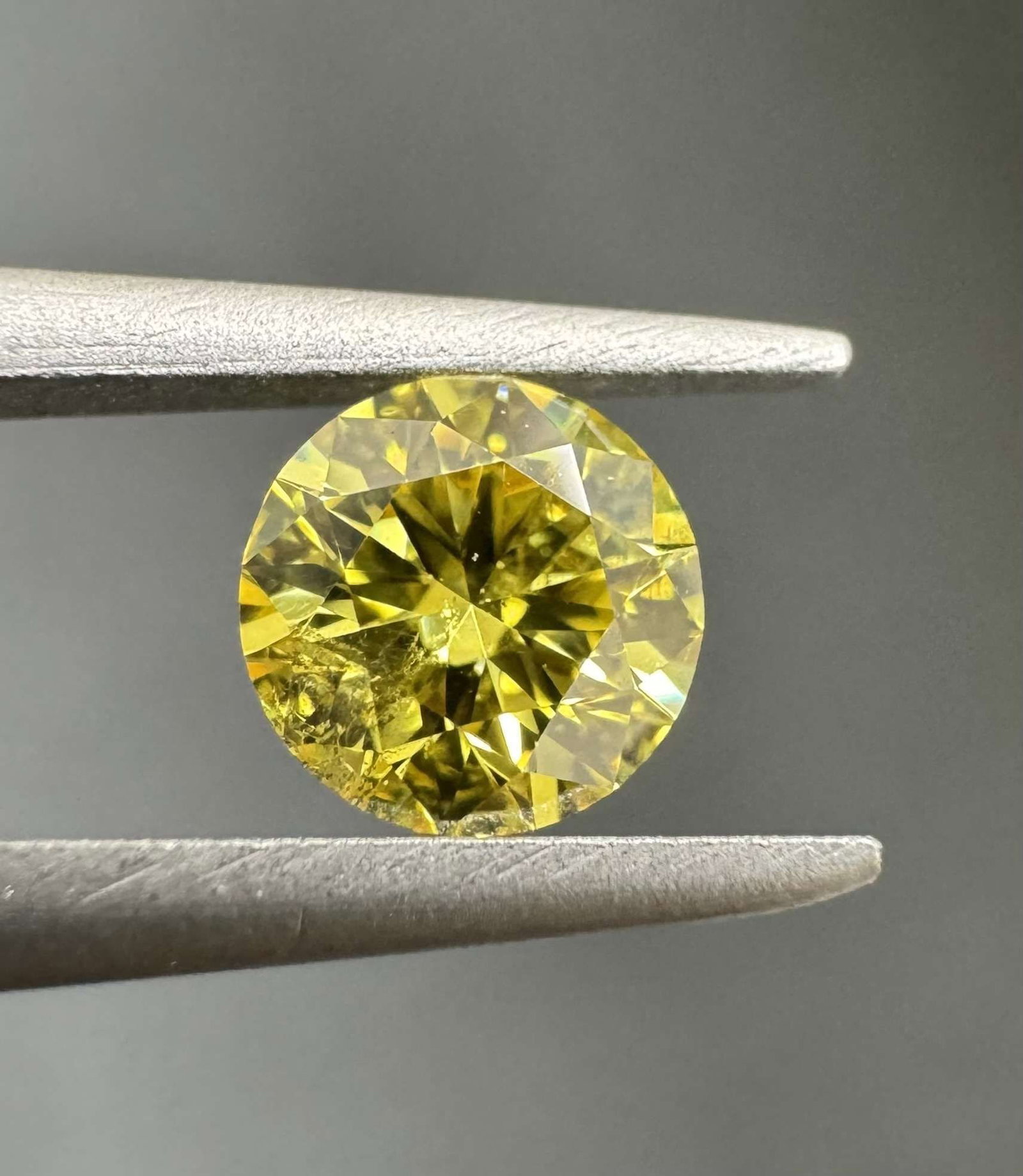 Loose Diamond - ROUND 0.37ct Fancy Vivid Yellow: Loose Diamond - ROUND 0.37ct Fancy Vivid Yellow Source: Natural Shape: ROUND Carats: 0.37 Color: Fancy Vivid Yellow Certification: GIA Video: