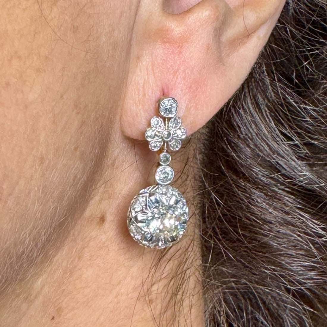 Art Deco 18K Gold Platinum 4.10 Ct Diamond Earrings: Art Deco 18K Gold Platinum 4.10 Ct Diamond Earrings These exquisite Art Deco earrings are crafted from 18K gold and platinum, showcasing a stunning total of 4.10 carats of diamonds. The main feature i