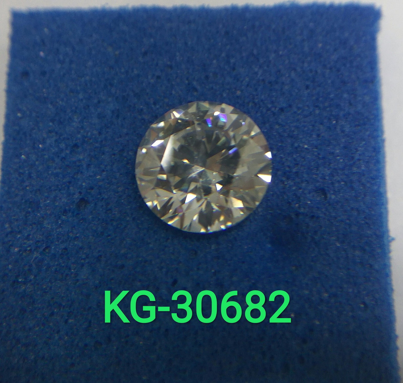 Loose Diamond - ROUND 0.8ct E SI2: Loose Diamond - ROUND 0.8ct E SI2 Source: Natural Shape: ROUND Carats: 0.8 Color: E Clarity: SI2 Certification: GIA The Diamond Depot Guarantee: All items in this auction are guaranteed to be 100% aut