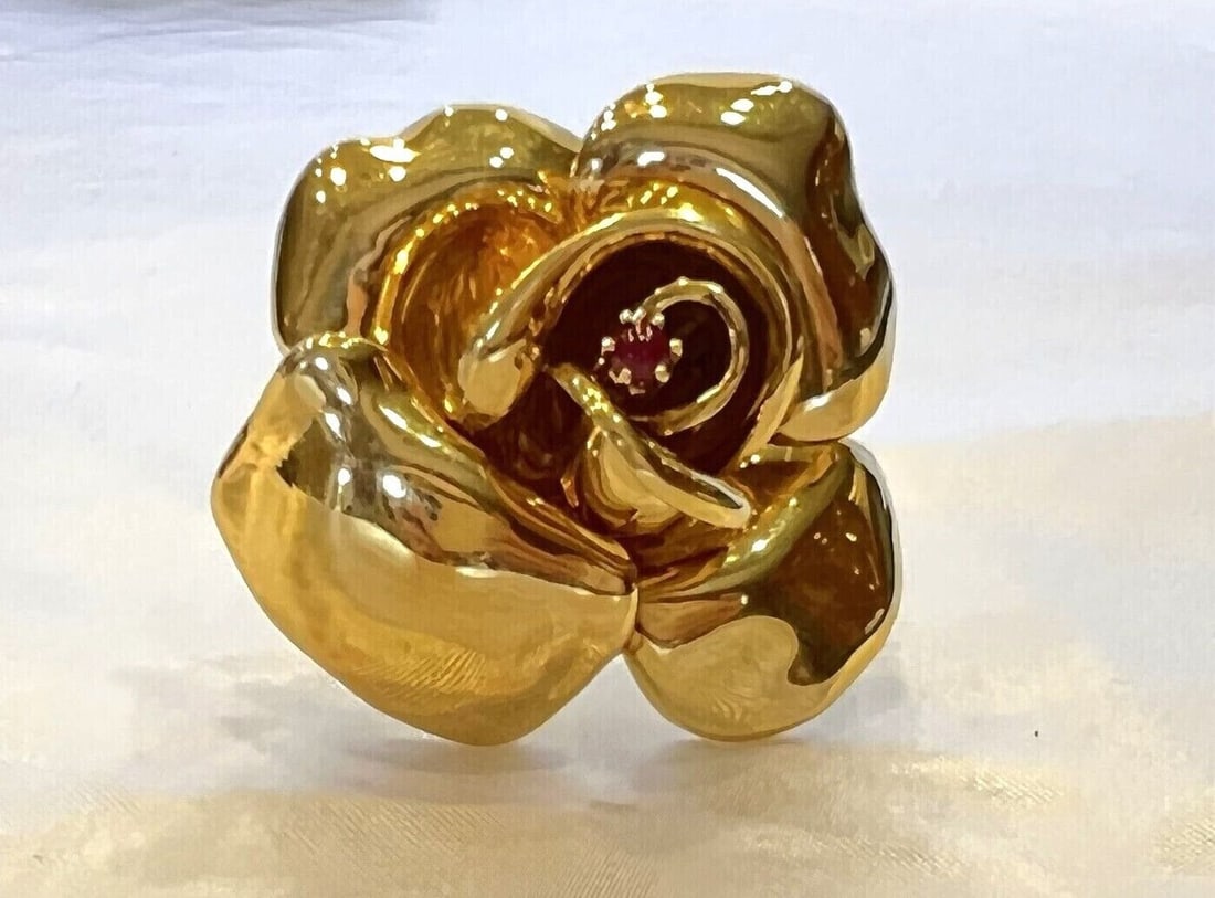 Mid 1900s Italian 18K Gold Ruby Brooch Necklace Signed: Mid 1900s Italian 18K Gold Ruby Brooch Necklace Signed This exquisite mid-1900s Italian brooch features a stunning design crafted from 18K yellow gold, showcasing a beautiful pink ruby at its center. 