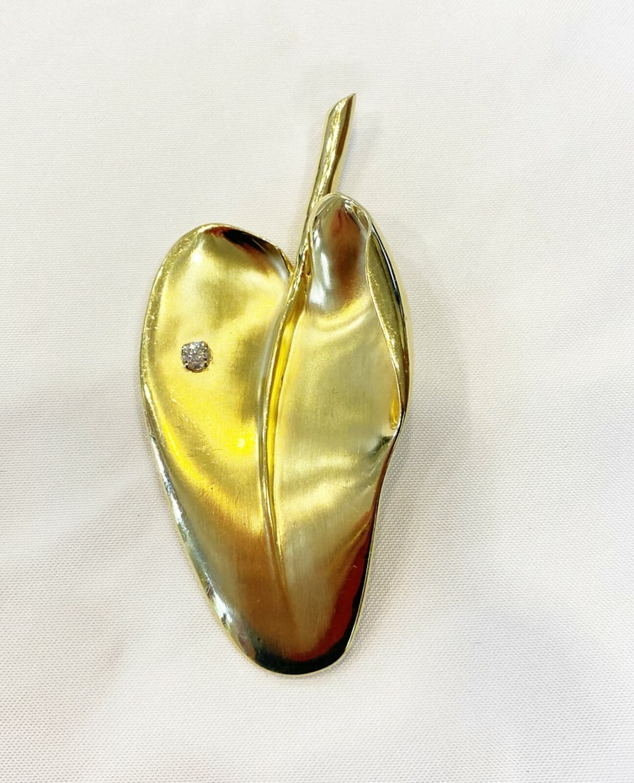 Elegant 18K Yellow Gold Diamond Leaf Brooch from France: Elegant 18K Yellow Gold Diamond Leaf Brooch from France This exquisite French brooch is crafted from 18K yellow gold and features a stunning diamond leaf design. Weighing 42.70 grams, this piece showc