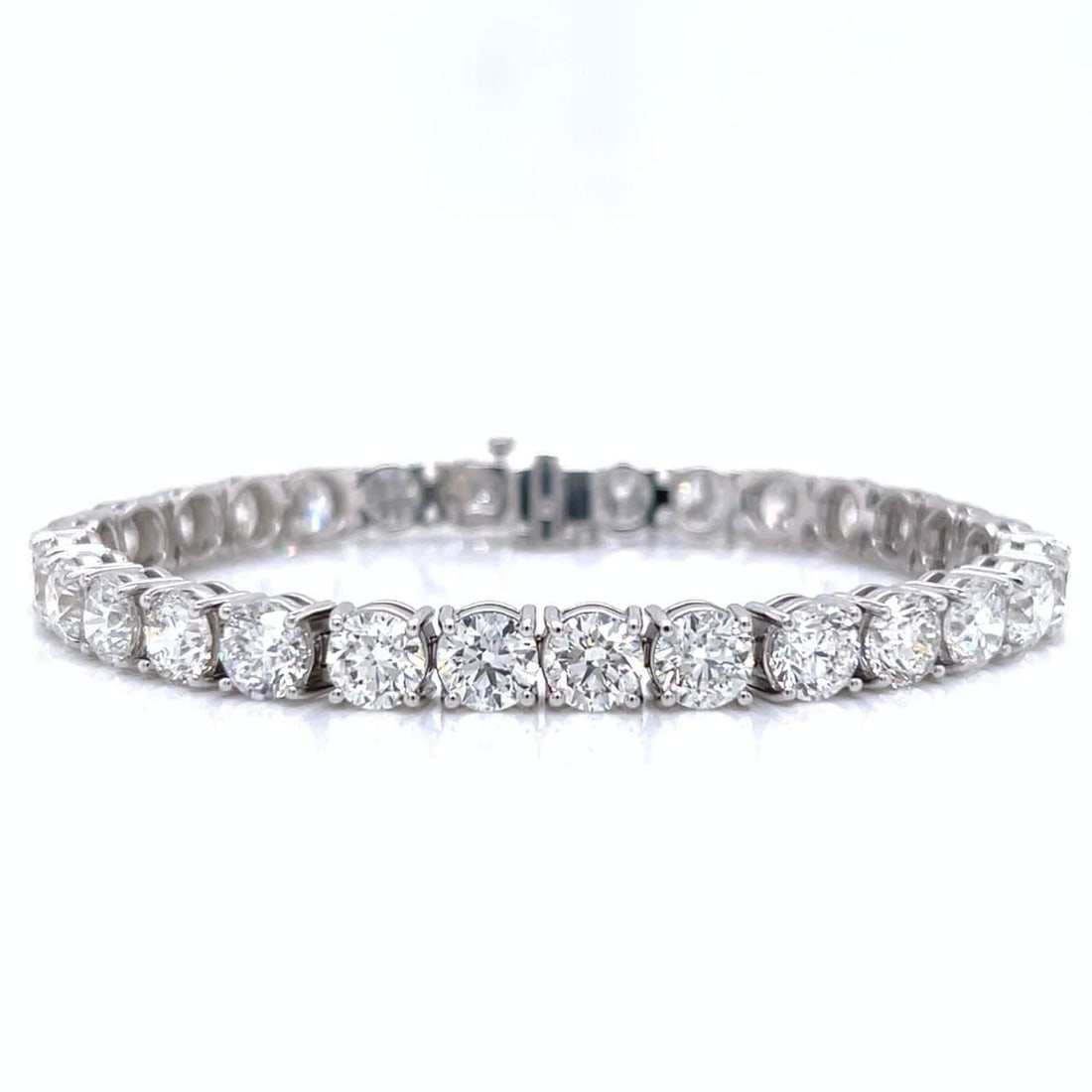 14K White Gold Diamond Tennis Bracelet 20.58 Ct 29 Diamonds: 14K White Gold Diamond Tennis Bracelet 20.58 Ct 29 Diamonds This stunning 14K White Gold Tennis Bracelet features a dazzling array of 29 diamonds, totaling approximately 20.58 carats. The diamonds exh