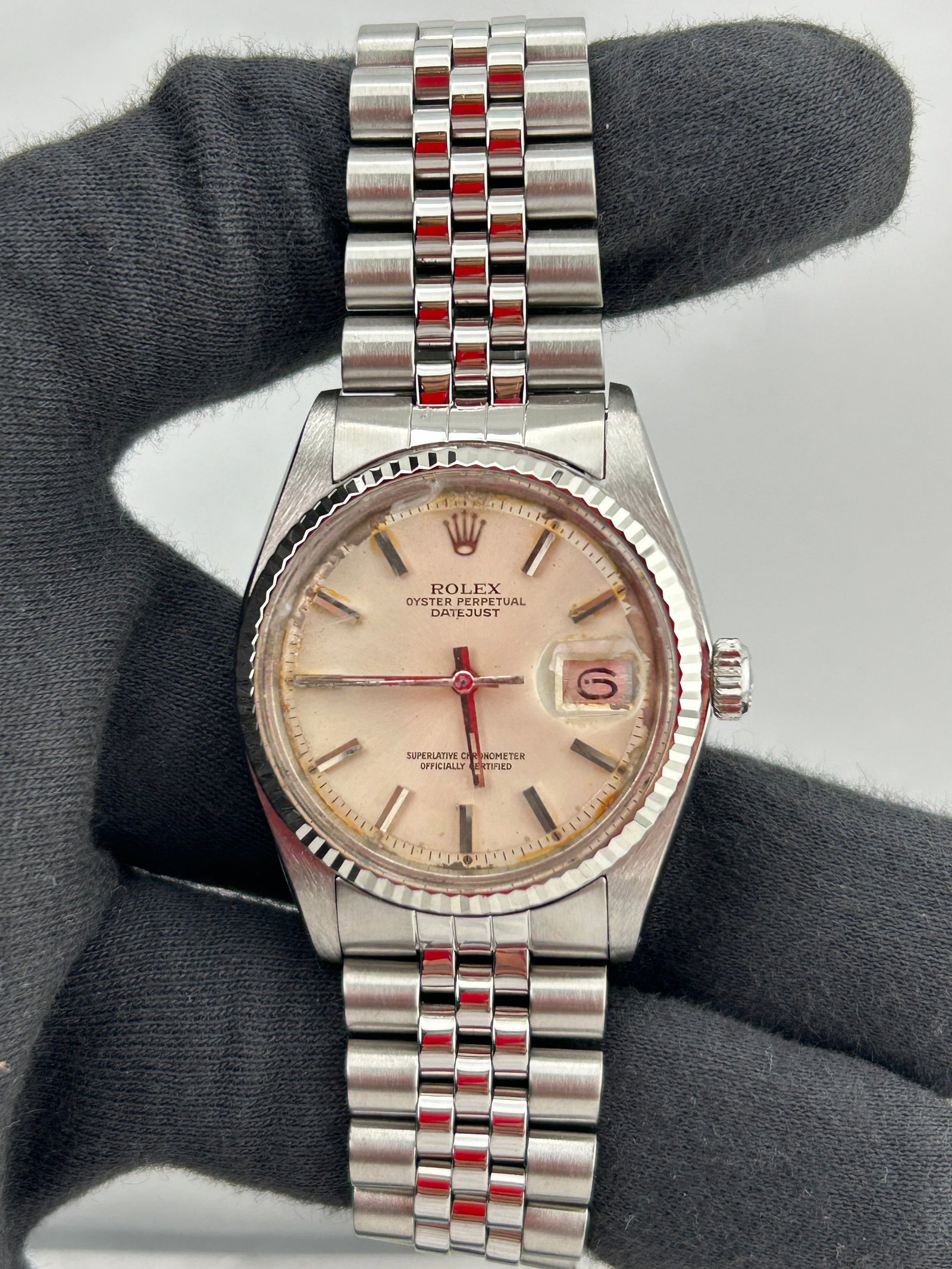 Rolex Datejust 1601 Silver Stick Dial Jubilee Bracelet: Rolex Datejust 1601 Silver Stick Dial Jubilee Bracelet This is a Rolex Datejust watch featuring a silver stick dial, complemented by a fluted bezel and a Jubilee bracelet. The watch is identified by r
