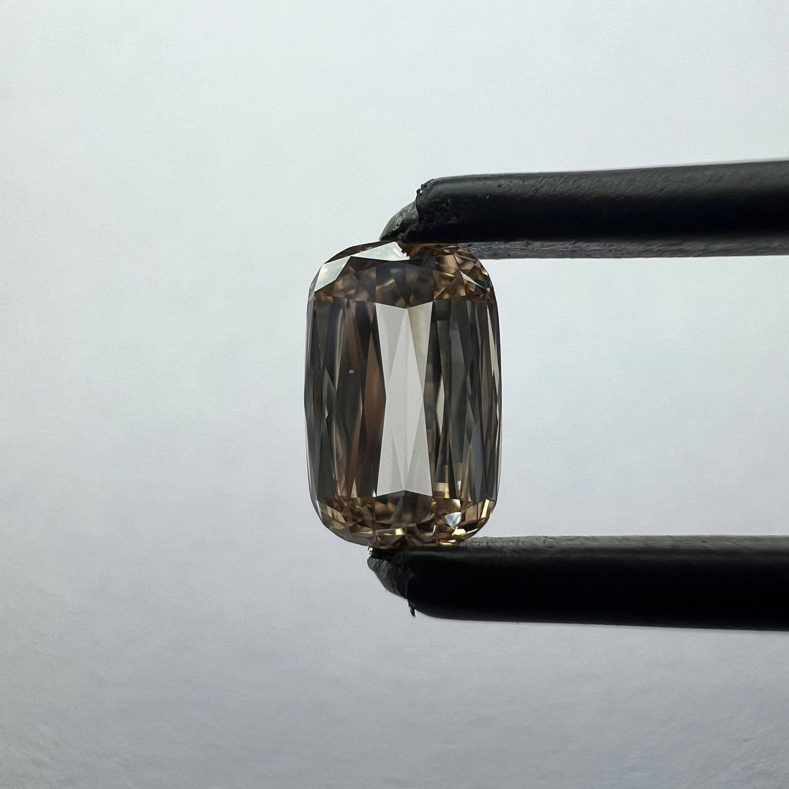 Loose Diamond - CUSHION BRILLIANT 0.56ct Orange VVS2: Loose Diamond - CUSHION BRILLIANT 0.56ct Orange VVS2 Source: This is a real non-mined Diamond that has been grown in a lab Shape: CUSHION BRILLIANT Carats: 0.56 Color: Orange Certification: NONE The D